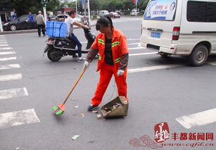 马路上的树叶用清扫吗，你觉得呢？